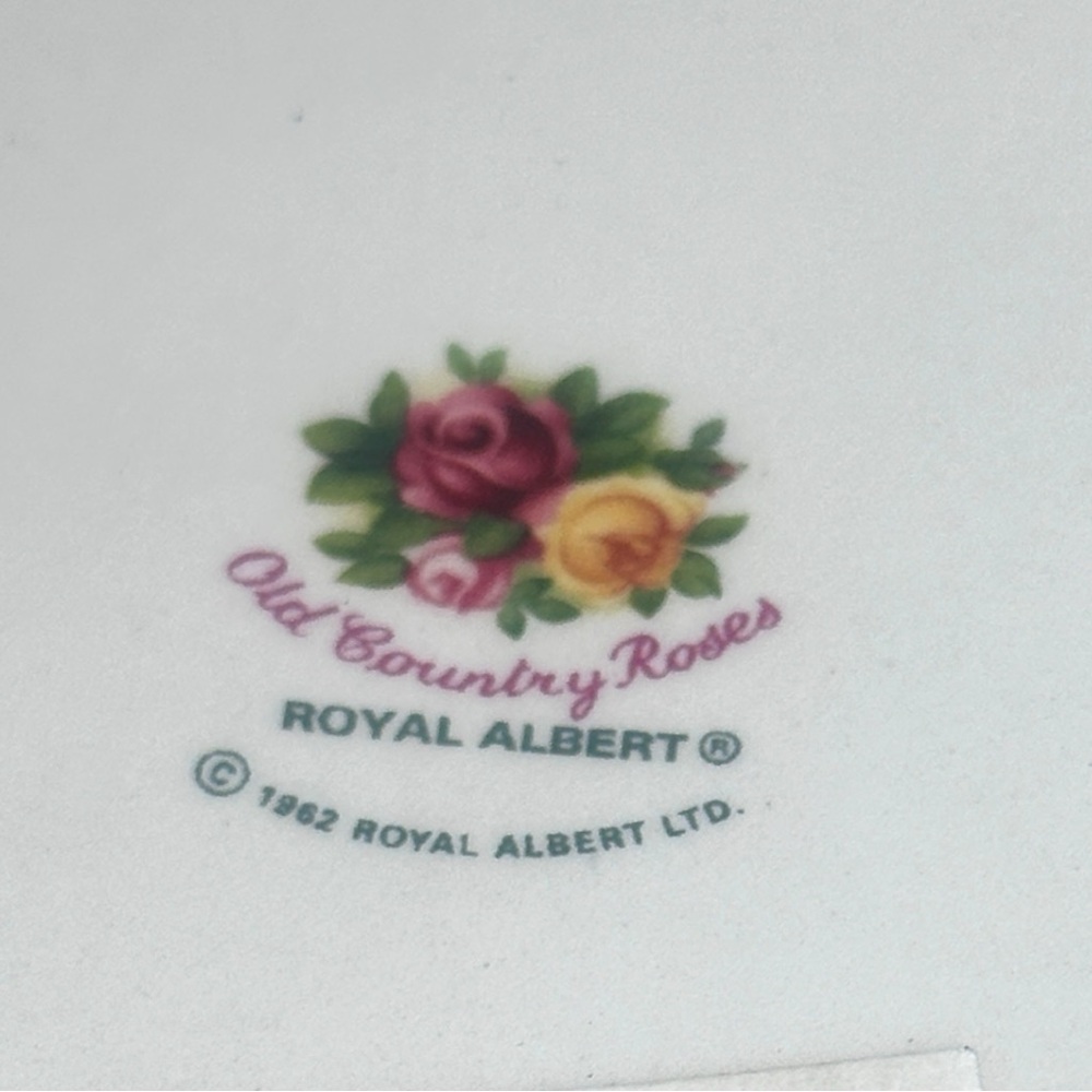 Royal Albert Old English Rose Rosebud Planter (H8.5”) (EUC) - Picture 8 of 8